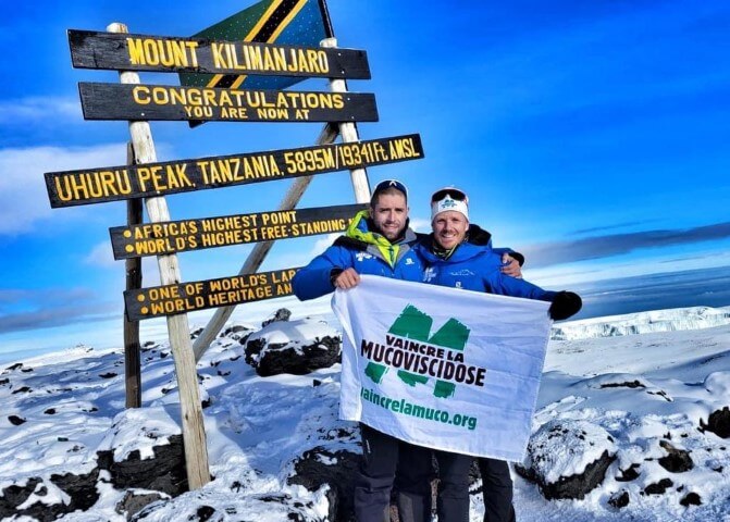Paul Fontaine Ensemble au sommet du Kilimanjaro 5895m Mucoviscidose